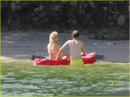  Kate Hudson: Kayaking in a Bikini!