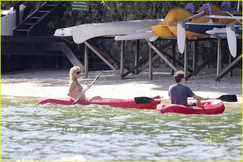  Kate Hudson: Kayaking in a Bikini!
