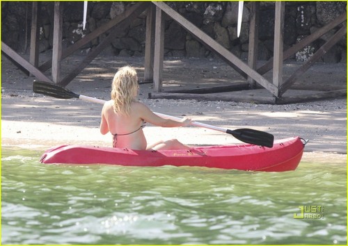 Kate Hudson: Kayaking in a Bikini!