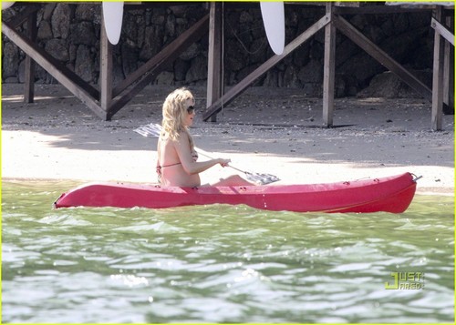 Kate Hudson: Kayaking in a Bikini!