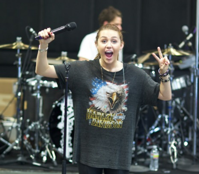  Miley - Gypsy hati, tengah-tengah Tour (Corazon Gitano) (2011) - Rehearsals
