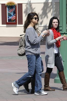  Selena spent time with family in DisneyLand on the 10th of April