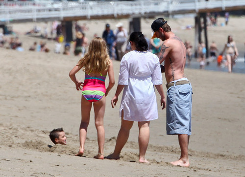  David Beckham Enjoys दिन at the समुद्र तट in Malibu