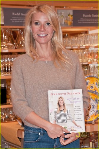  Gwyneth Paltrow: Cookbook Signing in New Jersey!
