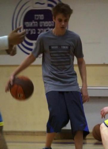  Justin Bieber Shows Off His mpira wa kikapu Skills in Israel