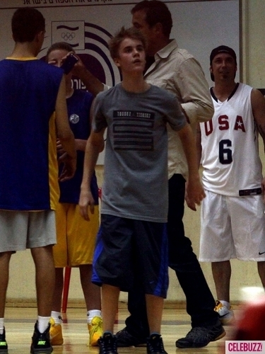  Justin Bieber Shows Off His basketbal Skills in Israel