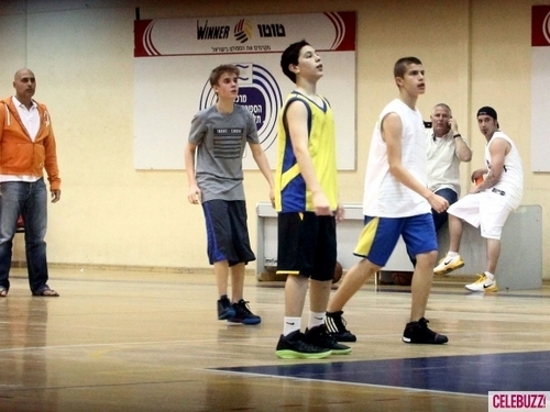 Justin Bieber Shows Off His Basketball Skills in Israel