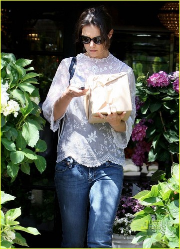 Katie Holmes: Flower Shopping in West Hollywood!