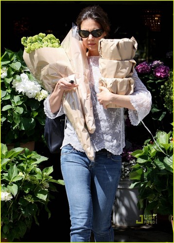 Katie Holmes: Flower Shopping in West Hollywood!