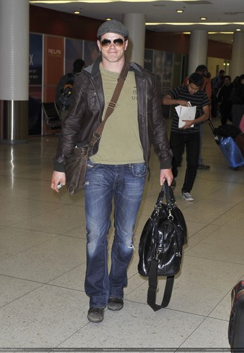 Kellan Lutz - Arriving at LAX – 14 April 2011