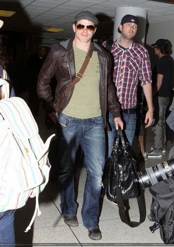 Kellan Lutz - Arriving at LAX – 14 April 2011