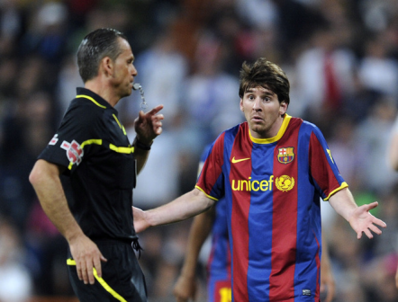  Messi and referee