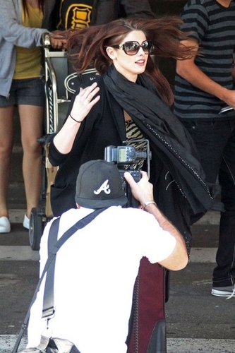  更多 照片 of Ashley arriving at LAX airport [April 14th 2011]