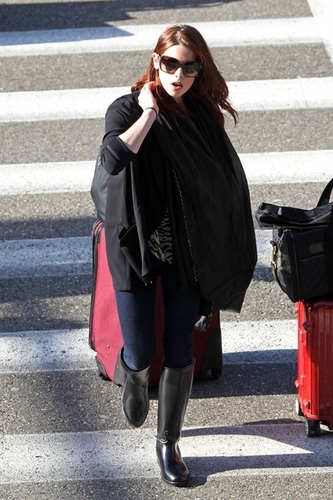  madami mga litrato of Ashley arriving at LAX airport [April 14th 2011]
