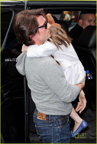  Tom Cruise & Katie Holmes: দিন Out with Suri!