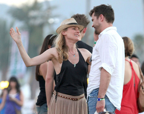  At 2011 Coachella 音乐 Festival with Diane