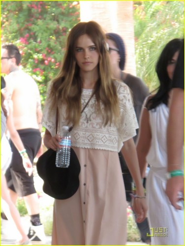  Isabel Lucas: Coachella Weekend with Angus Stone!