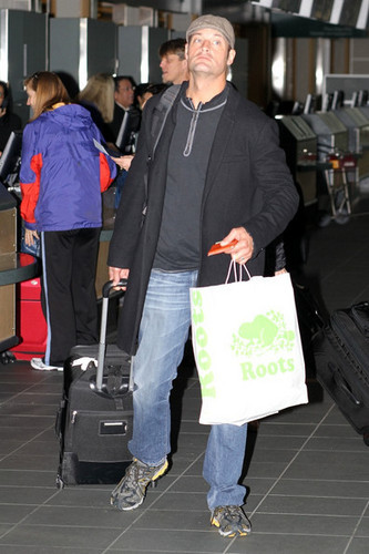 Josh Holloway makes his way through Vancouver International Airport after filming "Mission Impossibl