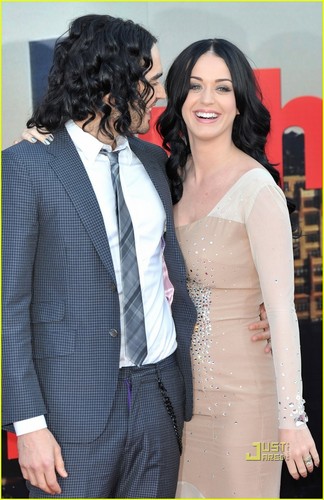  Katy Perry: 'Arthur' UK Premiere with Russell Brand!
