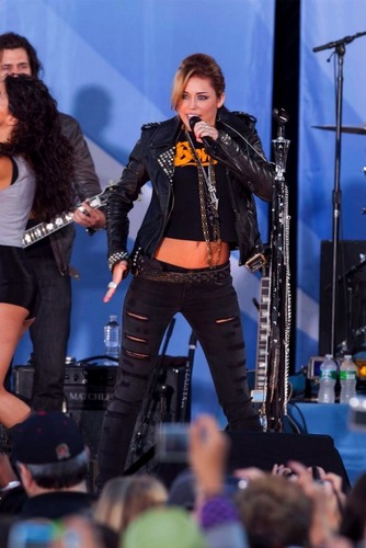 Miley-Cyrus_performing