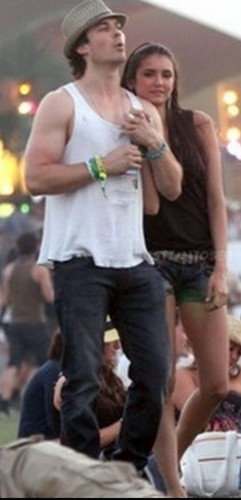 NIAN HOLDING HANDS♥
