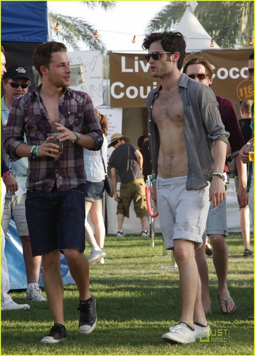  Penn Badgley: Shirtless at Coachella!