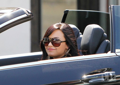 Demi - Visits the Nine Zero One salon & shops at Urban Outfitters in Studio City, 21 April 2011 - HQ