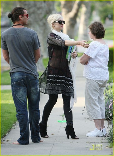 Gwen Stefani: Kingston's Nail Polished Toes!