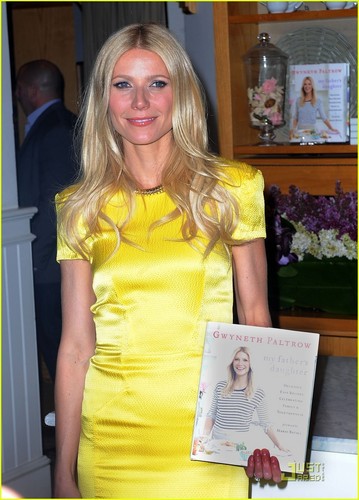  Gwyneth Paltrow: 'My Father's Daughter' Book Signing!