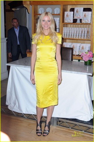  Gwyneth Paltrow: 'My Father's Daughter' Book Signing!