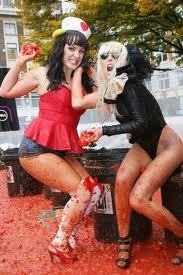 Katy and Gaga having a tomaat fight
