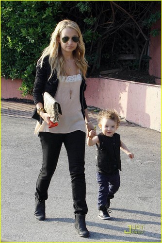  Nicole Richie: On the Road with Harlow & Sparrow!