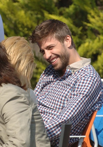  Piqué: Although I am younger but I have mais wrinkles than Shakira!
