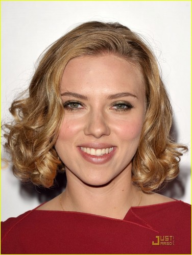  Scarlett Johansson: Coach ককটেল Party!