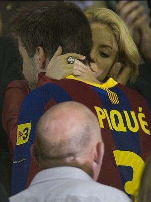  Shakira kisses on the neck Piqué