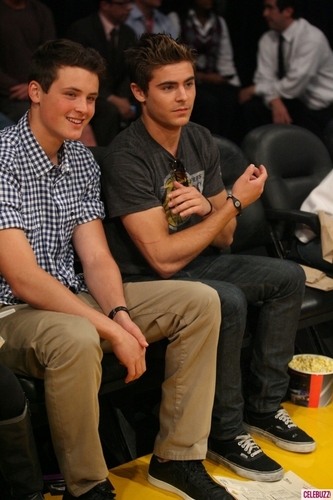  ZAC & DYLAN EFRON WATCH LAKERS