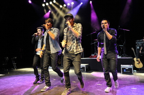  Big Time Rush performing at Shepherd’s 부시, 부시 대통령은 Empire in 런던