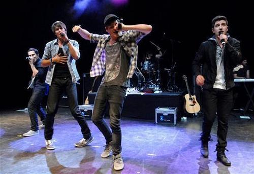  Big Time Rush performing at Shepherd’s 衬套, 布什 Empire in 伦敦