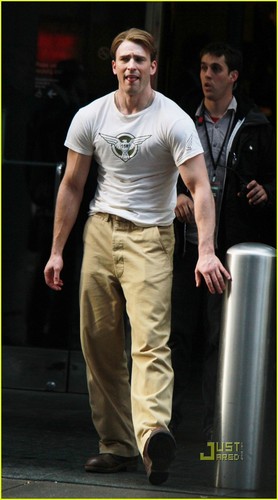  Chris Evans: Filming in Times Square with Samuel L. Jackson!