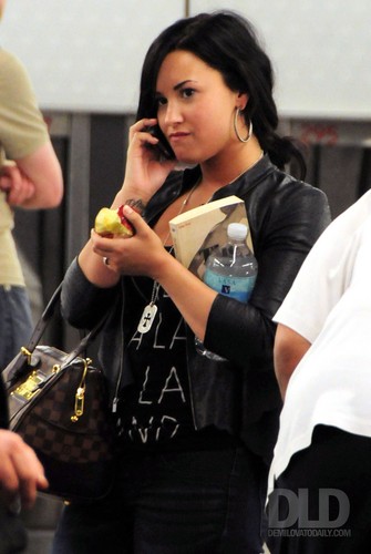  Demi - Arrives at Chicago O'Hare Airport in Chicago, IL - 23 April 2011