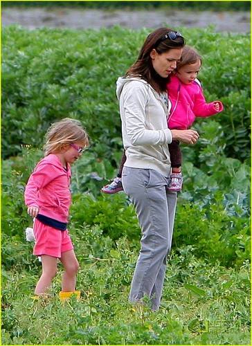  Jennifer Garner: Vegetable Picking with violeta & Seraphina!