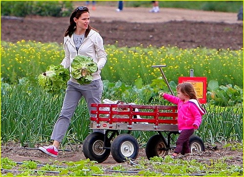  Jennifer Garner: Vegetable Picking with ungu & Seraphina!