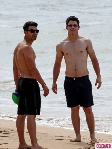  Joe &Nick Jonas at hawaii!