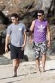 Joe e Nick na praia do Havaí  - the-jonas-brothers photo