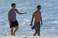 Joe e Nick na praia do Havaí  - the-jonas-brothers photo