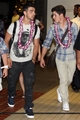 Jonas chegando no Havaí - 20/04 - the-jonas-brothers photo