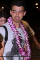 Jonas chegando no Havaí - 20/04 - the-jonas-brothers photo
