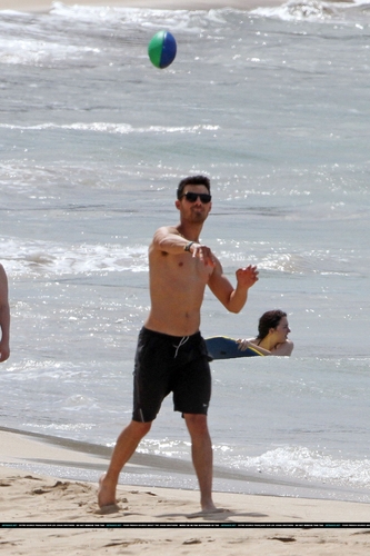 Nick e Joe em Praia no Havaí