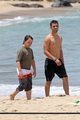 Nick e Joe em Praia no Havaí - the-jonas-brothers photo