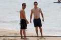 Nick e Joe em Praia no Havaí - the-jonas-brothers photo